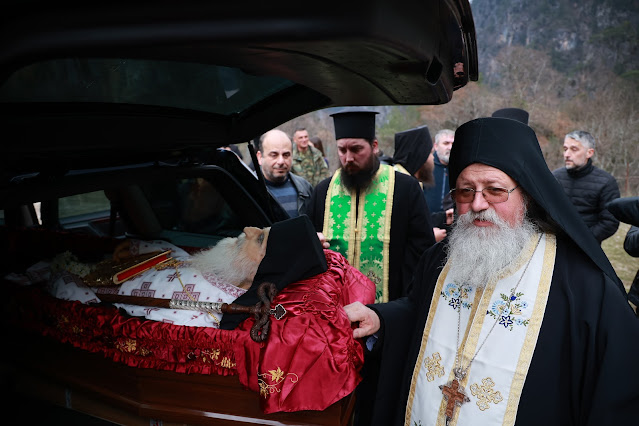 Τελέστηκε ἡ Ἐξόδιος Ἀκολουθία καὶ ἡ ταφὴ τοῦ μακαριστοῦ Γέροντος Κοσμᾶ, Καθηγουμένου τῆς Ἱερᾶς Μονῆς Στομίου Κονίτσης - Φωτογραφία 34