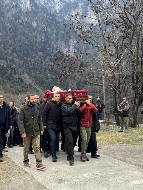 Τελέστηκε ἡ Ἐξόδιος Ἀκολουθία καὶ ἡ ταφὴ τοῦ μακαριστοῦ Γέροντος Κοσμᾶ, Καθηγουμένου τῆς Ἱερᾶς Μονῆς Στομίου Κονίτσης - Φωτογραφία 38