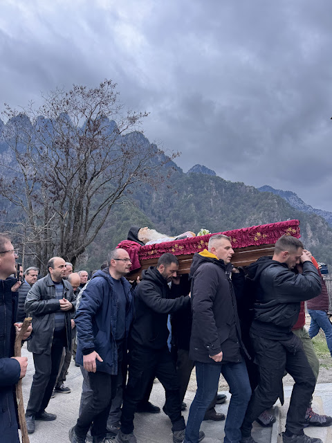 Τελέστηκε ἡ Ἐξόδιος Ἀκολουθία καὶ ἡ ταφὴ τοῦ μακαριστοῦ Γέροντος Κοσμᾶ, Καθηγουμένου τῆς Ἱερᾶς Μονῆς Στομίου Κονίτσης - Φωτογραφία 39