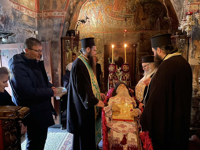 Τελέστηκε ἡ Ἐξόδιος Ἀκολουθία καὶ ἡ ταφὴ τοῦ μακαριστοῦ Γέροντος Κοσμᾶ, Καθηγουμένου τῆς Ἱερᾶς Μονῆς Στομίου Κονίτσης - Φωτογραφία 4