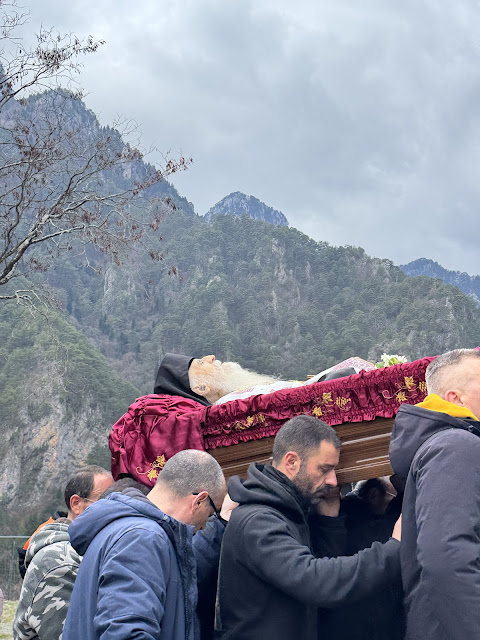 Τελέστηκε ἡ Ἐξόδιος Ἀκολουθία καὶ ἡ ταφὴ τοῦ μακαριστοῦ Γέροντος Κοσμᾶ, Καθηγουμένου τῆς Ἱερᾶς Μονῆς Στομίου Κονίτσης - Φωτογραφία 40