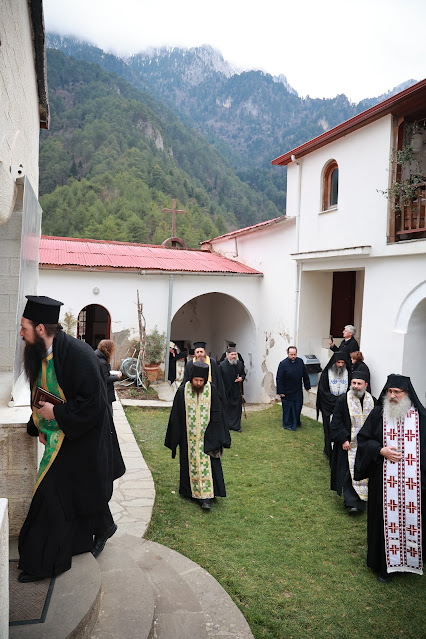 Τελέστηκε ἡ Ἐξόδιος Ἀκολουθία καὶ ἡ ταφὴ τοῦ μακαριστοῦ Γέροντος Κοσμᾶ, Καθηγουμένου τῆς Ἱερᾶς Μονῆς Στομίου Κονίτσης - Φωτογραφία 42