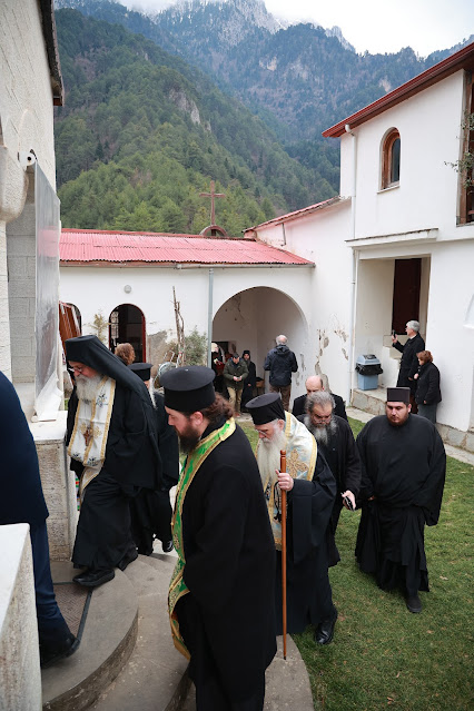 Τελέστηκε ἡ Ἐξόδιος Ἀκολουθία καὶ ἡ ταφὴ τοῦ μακαριστοῦ Γέροντος Κοσμᾶ, Καθηγουμένου τῆς Ἱερᾶς Μονῆς Στομίου Κονίτσης - Φωτογραφία 43