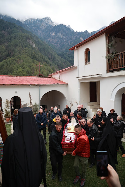 Τελέστηκε ἡ Ἐξόδιος Ἀκολουθία καὶ ἡ ταφὴ τοῦ μακαριστοῦ Γέροντος Κοσμᾶ, Καθηγουμένου τῆς Ἱερᾶς Μονῆς Στομίου Κονίτσης - Φωτογραφία 44