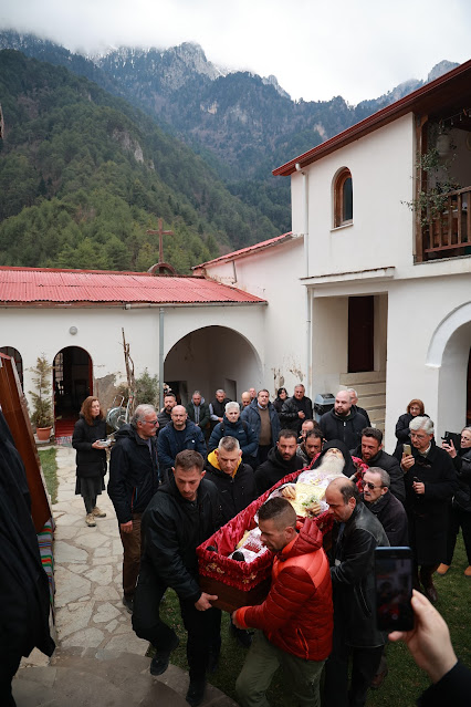Τελέστηκε ἡ Ἐξόδιος Ἀκολουθία καὶ ἡ ταφὴ τοῦ μακαριστοῦ Γέροντος Κοσμᾶ, Καθηγουμένου τῆς Ἱερᾶς Μονῆς Στομίου Κονίτσης - Φωτογραφία 45