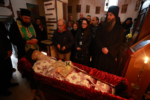 Τελέστηκε ἡ Ἐξόδιος Ἀκολουθία καὶ ἡ ταφὴ τοῦ μακαριστοῦ Γέροντος Κοσμᾶ, Καθηγουμένου τῆς Ἱερᾶς Μονῆς Στομίου Κονίτσης - Φωτογραφία 48