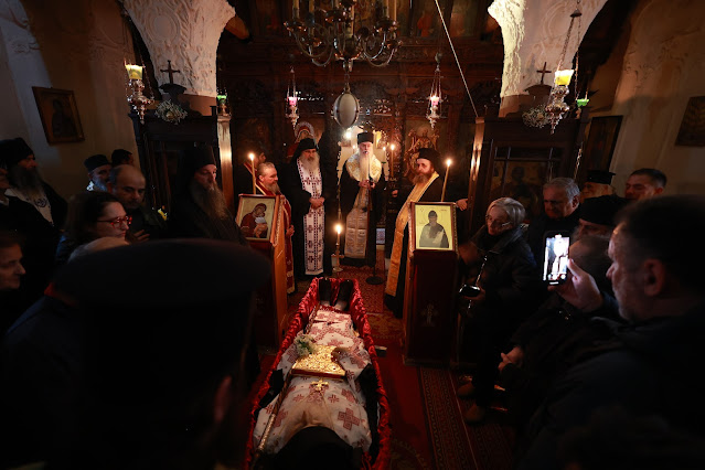 Τελέστηκε ἡ Ἐξόδιος Ἀκολουθία καὶ ἡ ταφὴ τοῦ μακαριστοῦ Γέροντος Κοσμᾶ, Καθηγουμένου τῆς Ἱερᾶς Μονῆς Στομίου Κονίτσης - Φωτογραφία 49