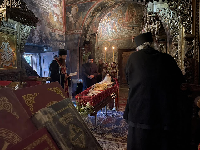 Τελέστηκε ἡ Ἐξόδιος Ἀκολουθία καὶ ἡ ταφὴ τοῦ μακαριστοῦ Γέροντος Κοσμᾶ, Καθηγουμένου τῆς Ἱερᾶς Μονῆς Στομίου Κονίτσης - Φωτογραφία 5