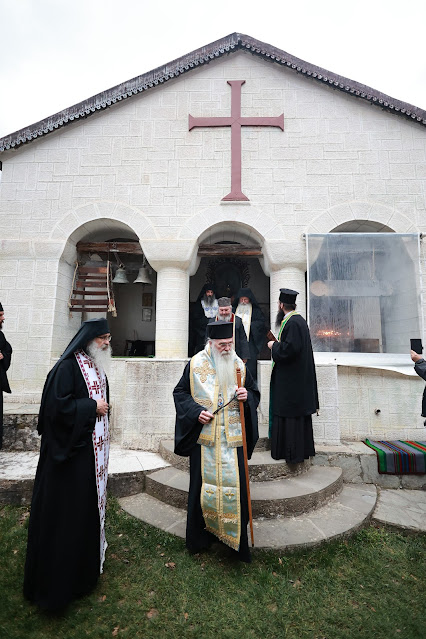 Τελέστηκε ἡ Ἐξόδιος Ἀκολουθία καὶ ἡ ταφὴ τοῦ μακαριστοῦ Γέροντος Κοσμᾶ, Καθηγουμένου τῆς Ἱερᾶς Μονῆς Στομίου Κονίτσης - Φωτογραφία 52