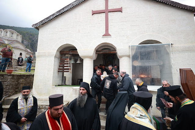 Τελέστηκε ἡ Ἐξόδιος Ἀκολουθία καὶ ἡ ταφὴ τοῦ μακαριστοῦ Γέροντος Κοσμᾶ, Καθηγουμένου τῆς Ἱερᾶς Μονῆς Στομίου Κονίτσης - Φωτογραφία 53