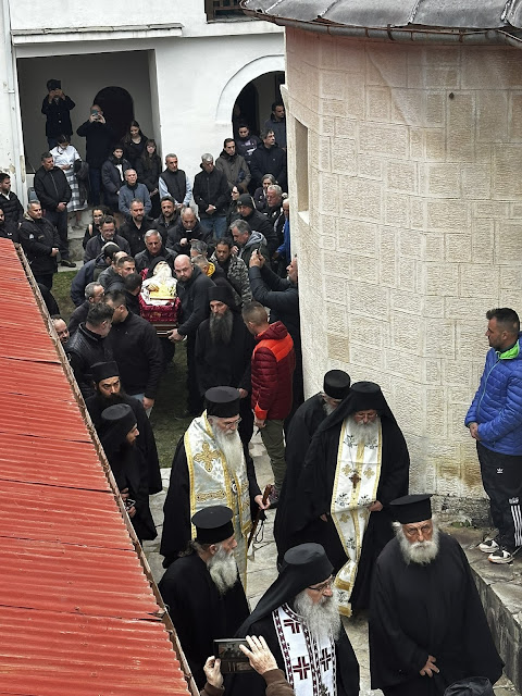 Τελέστηκε ἡ Ἐξόδιος Ἀκολουθία καὶ ἡ ταφὴ τοῦ μακαριστοῦ Γέροντος Κοσμᾶ, Καθηγουμένου τῆς Ἱερᾶς Μονῆς Στομίου Κονίτσης - Φωτογραφία 56