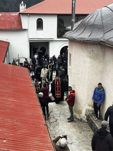 Τελέστηκε ἡ Ἐξόδιος Ἀκολουθία καὶ ἡ ταφὴ τοῦ μακαριστοῦ Γέροντος Κοσμᾶ, Καθηγουμένου τῆς Ἱερᾶς Μονῆς Στομίου Κονίτσης - Φωτογραφία 57