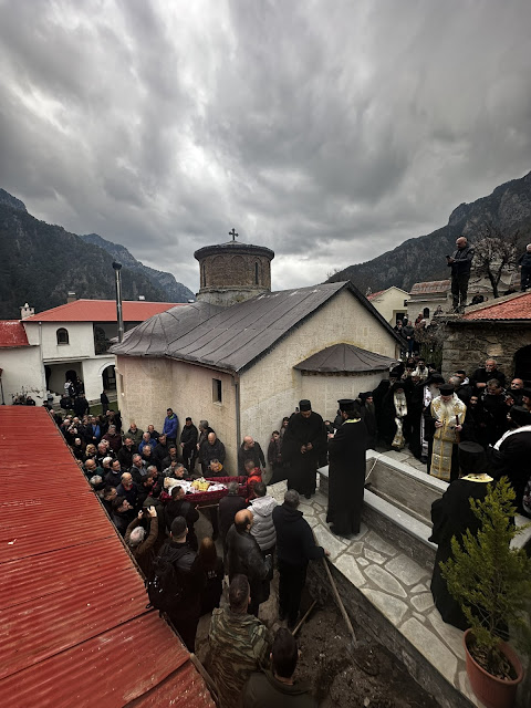 Τελέστηκε ἡ Ἐξόδιος Ἀκολουθία καὶ ἡ ταφὴ τοῦ μακαριστοῦ Γέροντος Κοσμᾶ, Καθηγουμένου τῆς Ἱερᾶς Μονῆς Στομίου Κονίτσης - Φωτογραφία 61