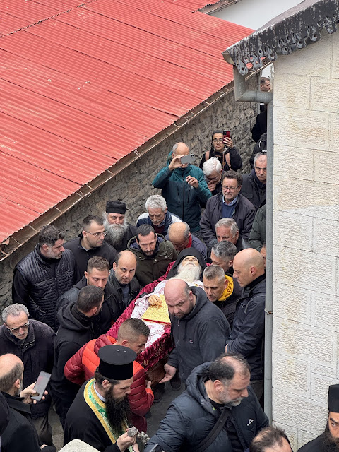 Τελέστηκε ἡ Ἐξόδιος Ἀκολουθία καὶ ἡ ταφὴ τοῦ μακαριστοῦ Γέροντος Κοσμᾶ, Καθηγουμένου τῆς Ἱερᾶς Μονῆς Στομίου Κονίτσης - Φωτογραφία 62