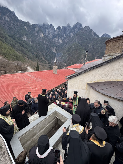 Τελέστηκε ἡ Ἐξόδιος Ἀκολουθία καὶ ἡ ταφὴ τοῦ μακαριστοῦ Γέροντος Κοσμᾶ, Καθηγουμένου τῆς Ἱερᾶς Μονῆς Στομίου Κονίτσης - Φωτογραφία 66