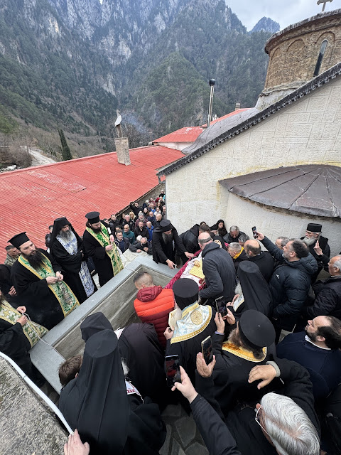 Τελέστηκε ἡ Ἐξόδιος Ἀκολουθία καὶ ἡ ταφὴ τοῦ μακαριστοῦ Γέροντος Κοσμᾶ, Καθηγουμένου τῆς Ἱερᾶς Μονῆς Στομίου Κονίτσης - Φωτογραφία 67