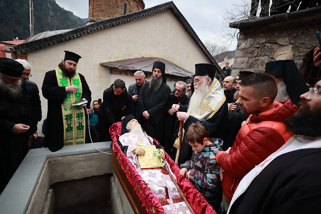 Τελέστηκε ἡ Ἐξόδιος Ἀκολουθία καὶ ἡ ταφὴ τοῦ μακαριστοῦ Γέροντος Κοσμᾶ, Καθηγουμένου τῆς Ἱερᾶς Μονῆς Στομίου Κονίτσης - Φωτογραφία 68