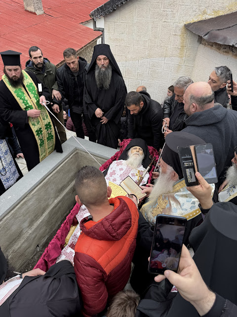 Τελέστηκε ἡ Ἐξόδιος Ἀκολουθία καὶ ἡ ταφὴ τοῦ μακαριστοῦ Γέροντος Κοσμᾶ, Καθηγουμένου τῆς Ἱερᾶς Μονῆς Στομίου Κονίτσης - Φωτογραφία 69