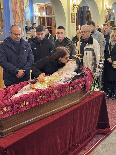 Τελέστηκε ἡ Ἐξόδιος Ἀκολουθία καὶ ἡ ταφὴ τοῦ μακαριστοῦ Γέροντος Κοσμᾶ, Καθηγουμένου τῆς Ἱερᾶς Μονῆς Στομίου Κονίτσης - Φωτογραφία 7