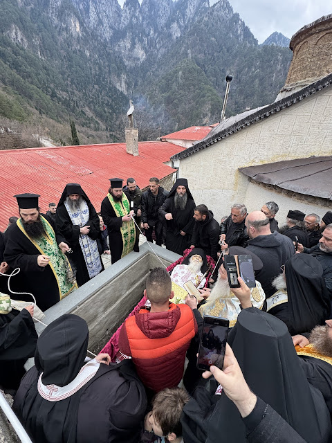 Τελέστηκε ἡ Ἐξόδιος Ἀκολουθία καὶ ἡ ταφὴ τοῦ μακαριστοῦ Γέροντος Κοσμᾶ, Καθηγουμένου τῆς Ἱερᾶς Μονῆς Στομίου Κονίτσης - Φωτογραφία 70