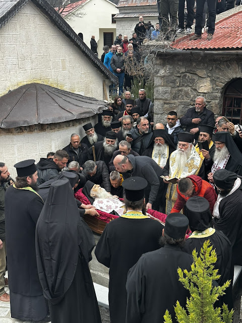 Τελέστηκε ἡ Ἐξόδιος Ἀκολουθία καὶ ἡ ταφὴ τοῦ μακαριστοῦ Γέροντος Κοσμᾶ, Καθηγουμένου τῆς Ἱερᾶς Μονῆς Στομίου Κονίτσης - Φωτογραφία 71