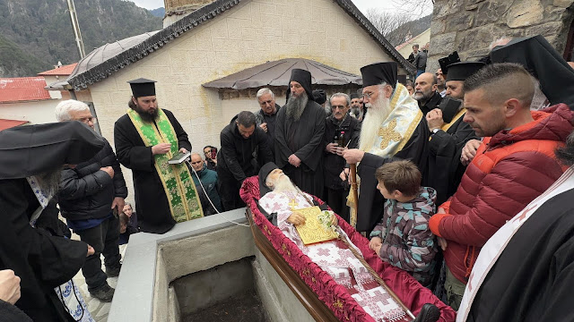 Τελέστηκε ἡ Ἐξόδιος Ἀκολουθία καὶ ἡ ταφὴ τοῦ μακαριστοῦ Γέροντος Κοσμᾶ, Καθηγουμένου τῆς Ἱερᾶς Μονῆς Στομίου Κονίτσης - Φωτογραφία 73