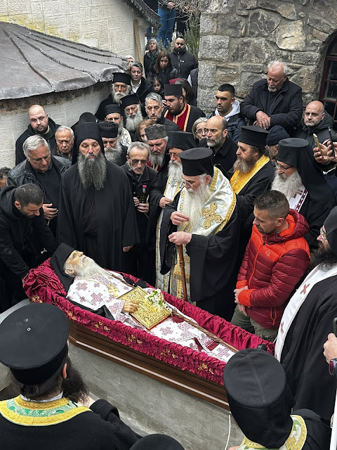 Τελέστηκε ἡ Ἐξόδιος Ἀκολουθία καὶ ἡ ταφὴ τοῦ μακαριστοῦ Γέροντος Κοσμᾶ, Καθηγουμένου τῆς Ἱερᾶς Μονῆς Στομίου Κονίτσης - Φωτογραφία 75