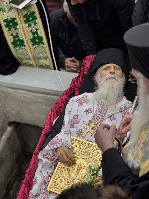 Τελέστηκε ἡ Ἐξόδιος Ἀκολουθία καὶ ἡ ταφὴ τοῦ μακαριστοῦ Γέροντος Κοσμᾶ, Καθηγουμένου τῆς Ἱερᾶς Μονῆς Στομίου Κονίτσης - Φωτογραφία 76
