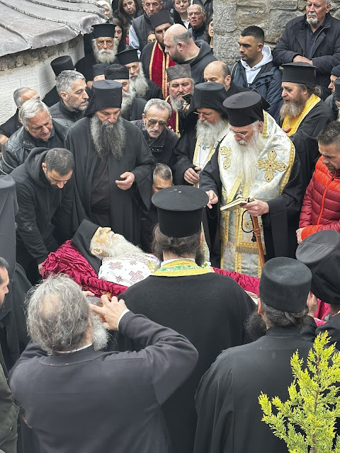 Τελέστηκε ἡ Ἐξόδιος Ἀκολουθία καὶ ἡ ταφὴ τοῦ μακαριστοῦ Γέροντος Κοσμᾶ, Καθηγουμένου τῆς Ἱερᾶς Μονῆς Στομίου Κονίτσης - Φωτογραφία 77