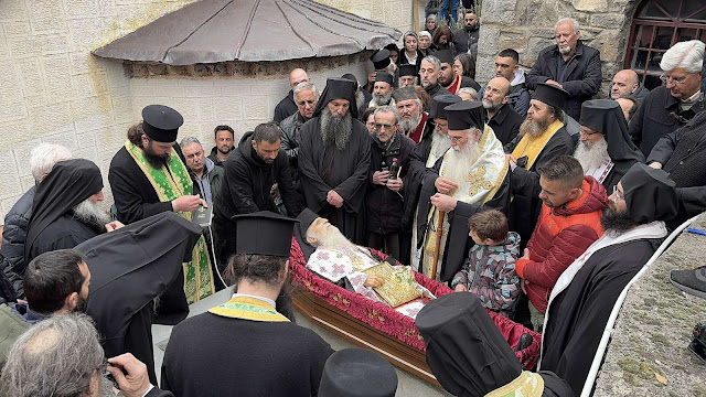 Τελέστηκε ἡ Ἐξόδιος Ἀκολουθία καὶ ἡ ταφὴ τοῦ μακαριστοῦ Γέροντος Κοσμᾶ, Καθηγουμένου τῆς Ἱερᾶς Μονῆς Στομίου Κονίτσης - Φωτογραφία 79