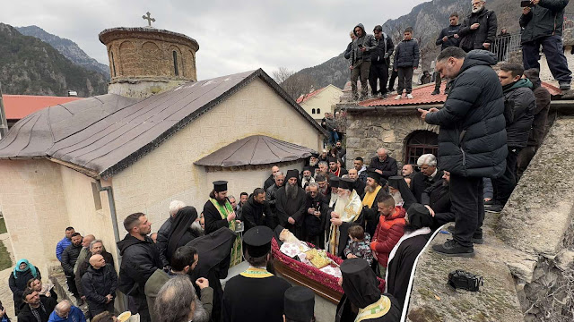 Τελέστηκε ἡ Ἐξόδιος Ἀκολουθία καὶ ἡ ταφὴ τοῦ μακαριστοῦ Γέροντος Κοσμᾶ, Καθηγουμένου τῆς Ἱερᾶς Μονῆς Στομίου Κονίτσης - Φωτογραφία 80
