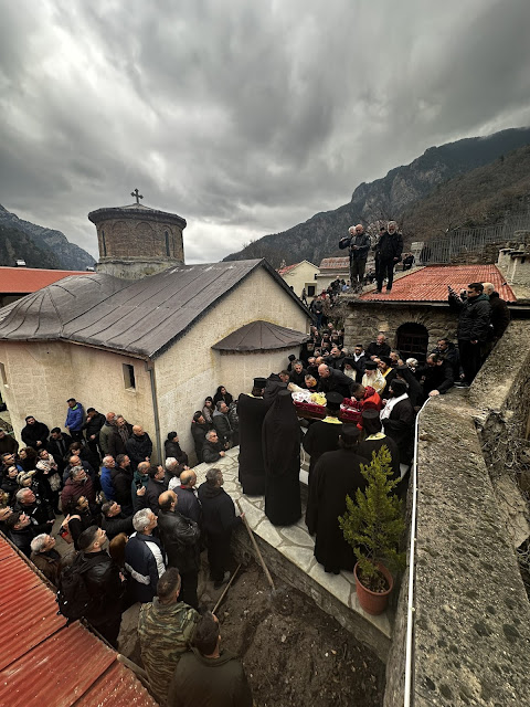 Τελέστηκε ἡ Ἐξόδιος Ἀκολουθία καὶ ἡ ταφὴ τοῦ μακαριστοῦ Γέροντος Κοσμᾶ, Καθηγουμένου τῆς Ἱερᾶς Μονῆς Στομίου Κονίτσης - Φωτογραφία 81