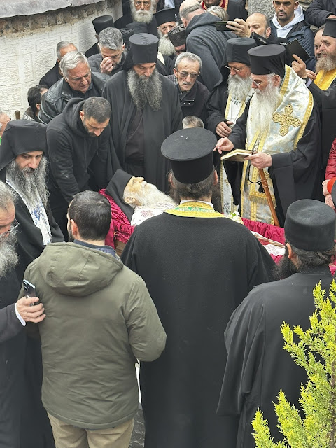 Τελέστηκε ἡ Ἐξόδιος Ἀκολουθία καὶ ἡ ταφὴ τοῦ μακαριστοῦ Γέροντος Κοσμᾶ, Καθηγουμένου τῆς Ἱερᾶς Μονῆς Στομίου Κονίτσης - Φωτογραφία 82