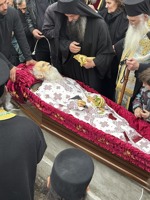 Τελέστηκε ἡ Ἐξόδιος Ἀκολουθία καὶ ἡ ταφὴ τοῦ μακαριστοῦ Γέροντος Κοσμᾶ, Καθηγουμένου τῆς Ἱερᾶς Μονῆς Στομίου Κονίτσης - Φωτογραφία 84