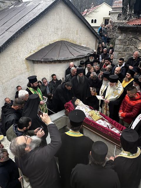 Τελέστηκε ἡ Ἐξόδιος Ἀκολουθία καὶ ἡ ταφὴ τοῦ μακαριστοῦ Γέροντος Κοσμᾶ, Καθηγουμένου τῆς Ἱερᾶς Μονῆς Στομίου Κονίτσης - Φωτογραφία 85