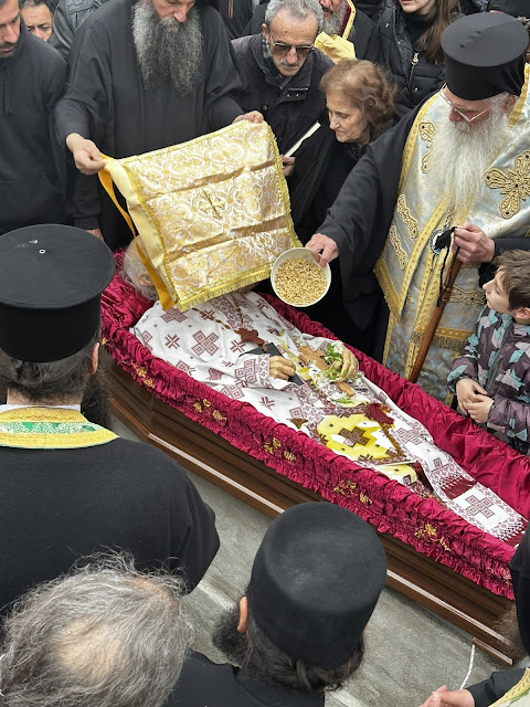 Τελέστηκε ἡ Ἐξόδιος Ἀκολουθία καὶ ἡ ταφὴ τοῦ μακαριστοῦ Γέροντος Κοσμᾶ, Καθηγουμένου τῆς Ἱερᾶς Μονῆς Στομίου Κονίτσης - Φωτογραφία 86