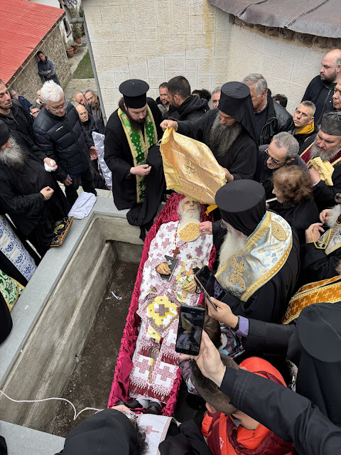 Τελέστηκε ἡ Ἐξόδιος Ἀκολουθία καὶ ἡ ταφὴ τοῦ μακαριστοῦ Γέροντος Κοσμᾶ, Καθηγουμένου τῆς Ἱερᾶς Μονῆς Στομίου Κονίτσης - Φωτογραφία 87