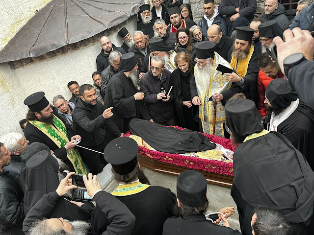 Τελέστηκε ἡ Ἐξόδιος Ἀκολουθία καὶ ἡ ταφὴ τοῦ μακαριστοῦ Γέροντος Κοσμᾶ, Καθηγουμένου τῆς Ἱερᾶς Μονῆς Στομίου Κονίτσης - Φωτογραφία 89