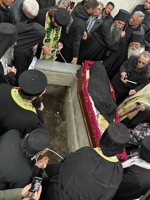 Τελέστηκε ἡ Ἐξόδιος Ἀκολουθία καὶ ἡ ταφὴ τοῦ μακαριστοῦ Γέροντος Κοσμᾶ, Καθηγουμένου τῆς Ἱερᾶς Μονῆς Στομίου Κονίτσης - Φωτογραφία 90