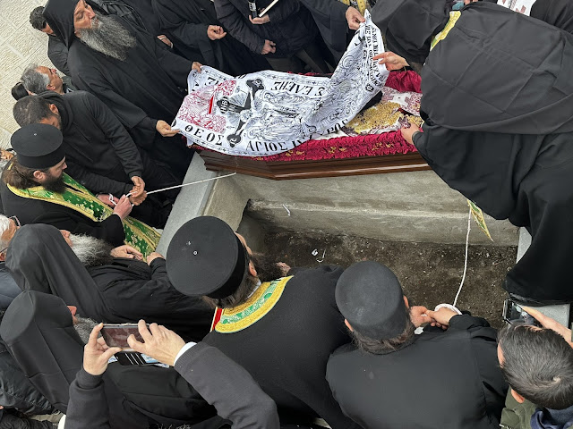 Τελέστηκε ἡ Ἐξόδιος Ἀκολουθία καὶ ἡ ταφὴ τοῦ μακαριστοῦ Γέροντος Κοσμᾶ, Καθηγουμένου τῆς Ἱερᾶς Μονῆς Στομίου Κονίτσης - Φωτογραφία 91