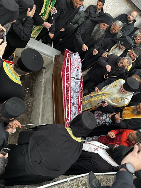 Τελέστηκε ἡ Ἐξόδιος Ἀκολουθία καὶ ἡ ταφὴ τοῦ μακαριστοῦ Γέροντος Κοσμᾶ, Καθηγουμένου τῆς Ἱερᾶς Μονῆς Στομίου Κονίτσης - Φωτογραφία 92