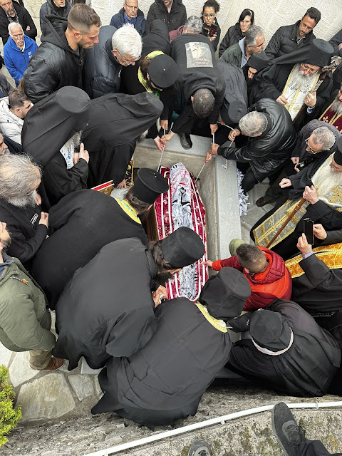 Τελέστηκε ἡ Ἐξόδιος Ἀκολουθία καὶ ἡ ταφὴ τοῦ μακαριστοῦ Γέροντος Κοσμᾶ, Καθηγουμένου τῆς Ἱερᾶς Μονῆς Στομίου Κονίτσης - Φωτογραφία 93