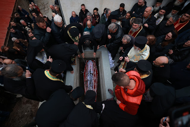 Τελέστηκε ἡ Ἐξόδιος Ἀκολουθία καὶ ἡ ταφὴ τοῦ μακαριστοῦ Γέροντος Κοσμᾶ, Καθηγουμένου τῆς Ἱερᾶς Μονῆς Στομίου Κονίτσης - Φωτογραφία 95