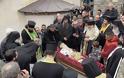 Τελέστηκε ἡ Ἐξόδιος Ἀκολουθία καὶ ἡ ταφὴ τοῦ μακαριστοῦ Γέροντος Κοσμᾶ, Καθηγουμένου τῆς Ἱερᾶς Μονῆς Στομίου Κονίτσης - Φωτογραφία 79