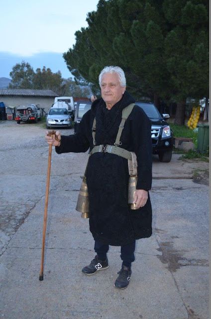 Αστακος :Στο γκρουπ  των τσελιγκαδων ο Δήμαρχος Ξηρομέρου Γιάννης Τριανταφυλλάκης και ο πρόεδρος Δ.Σ Κώστας Μπαμπούρης - Φωτογραφία 2