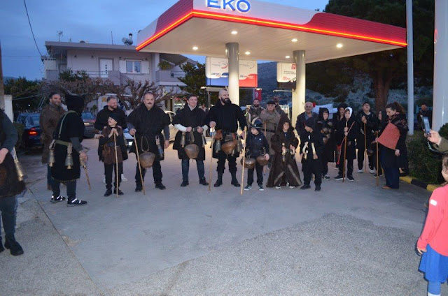 Αστακος :Στο γκρουπ  των τσελιγκαδων ο Δήμαρχος Ξηρομέρου Γιάννης Τριανταφυλλάκης και ο πρόεδρος Δ.Σ Κώστας Μπαμπούρης - Φωτογραφία 3