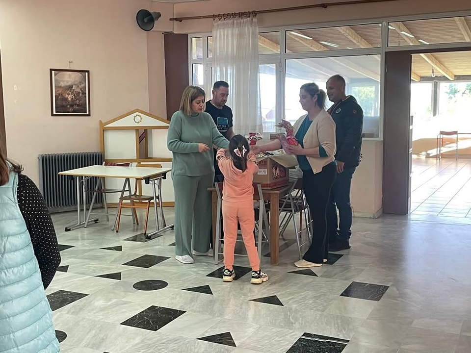 Χάρισαν  χαμόγελα σε όλα τα παιδιά του δημοτικού σχολείου Παλιαμπελων Ακτιου Βονιτσας - Φωτογραφία 10