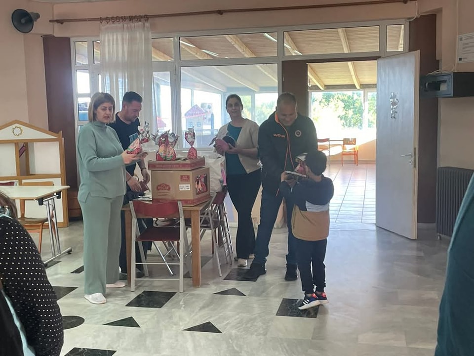 Χάρισαν  χαμόγελα σε όλα τα παιδιά του δημοτικού σχολείου Παλιαμπελων Ακτιου Βονιτσας - Φωτογραφία 11