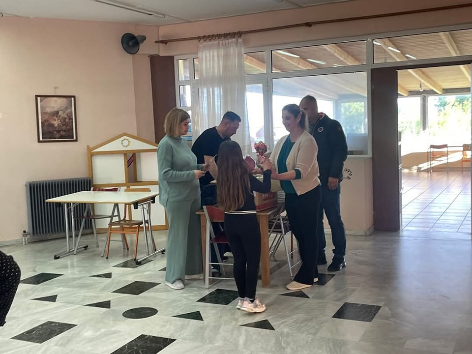 Χάρισαν  χαμόγελα σε όλα τα παιδιά του δημοτικού σχολείου Παλιαμπελων Ακτιου Βονιτσας - Φωτογραφία 12