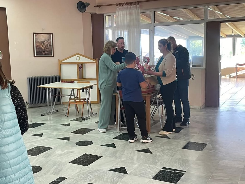 Χάρισαν  χαμόγελα σε όλα τα παιδιά του δημοτικού σχολείου Παλιαμπελων Ακτιου Βονιτσας - Φωτογραφία 13